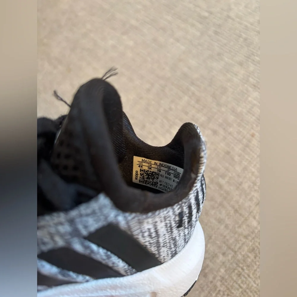 New Baby Adidas size 4 - Picture 5 of 5